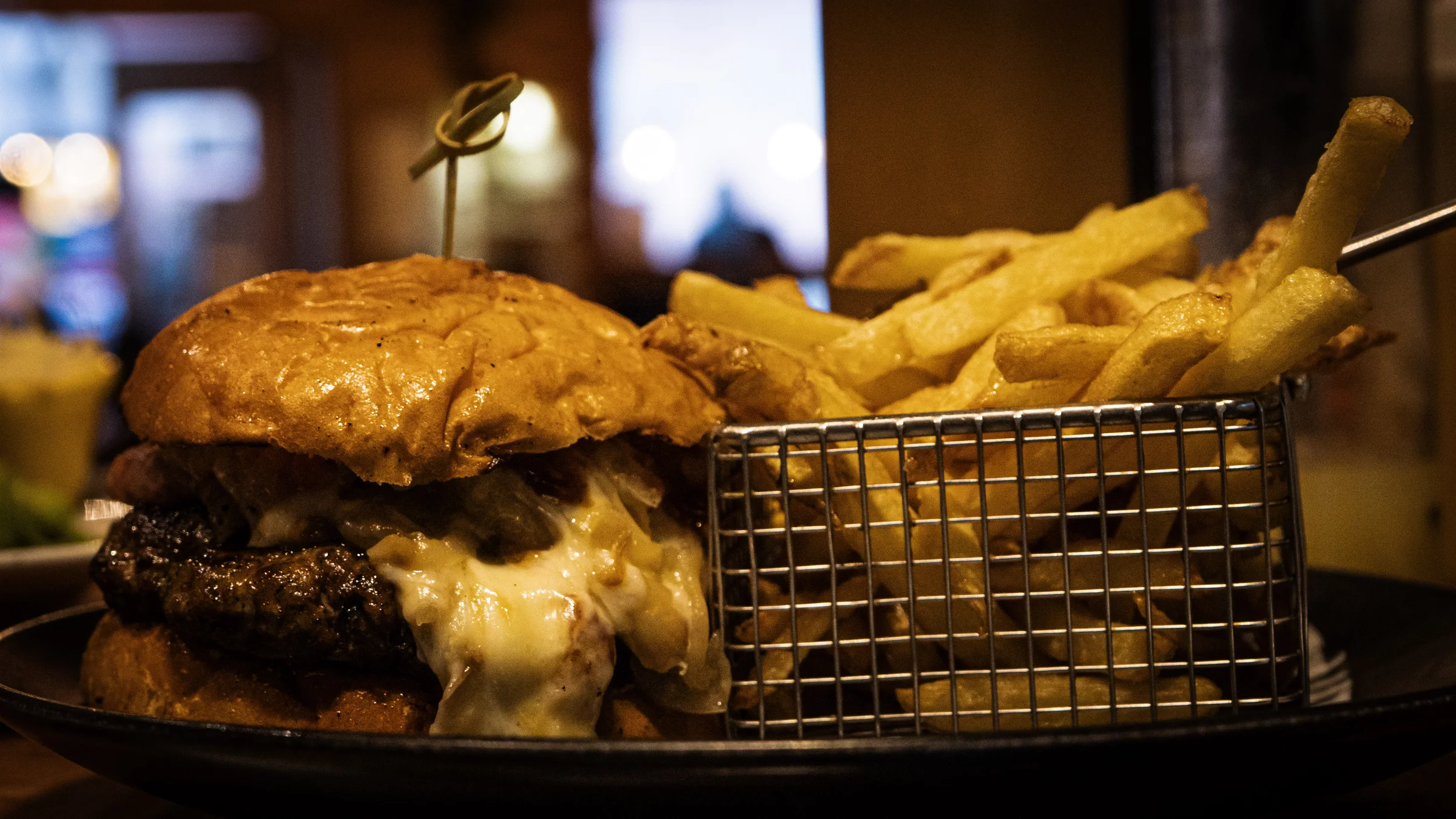 Hamburguesa artesanal con queso fundido y papas fritas